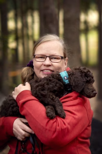 Nökö_ja_Into Sanasillan yrittäjä Katriina Mähönen ja Into-koira